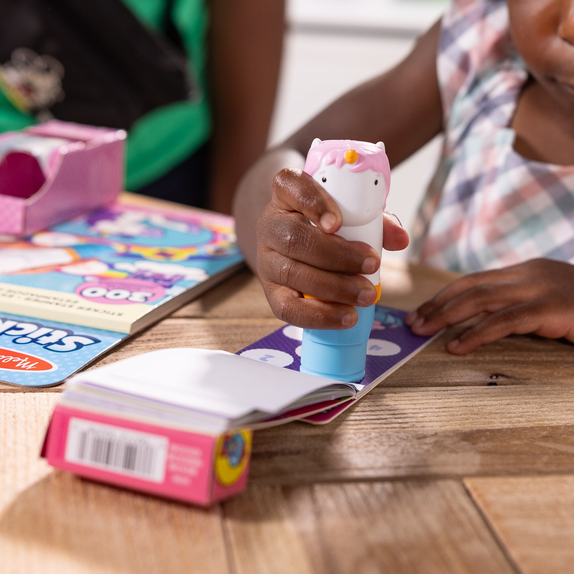Sticker WOW!™ Unicorn Bundle: Activity Pad & Sticker Stamper + Mini Activity Pad and 200 Refill Stickers - Image 7