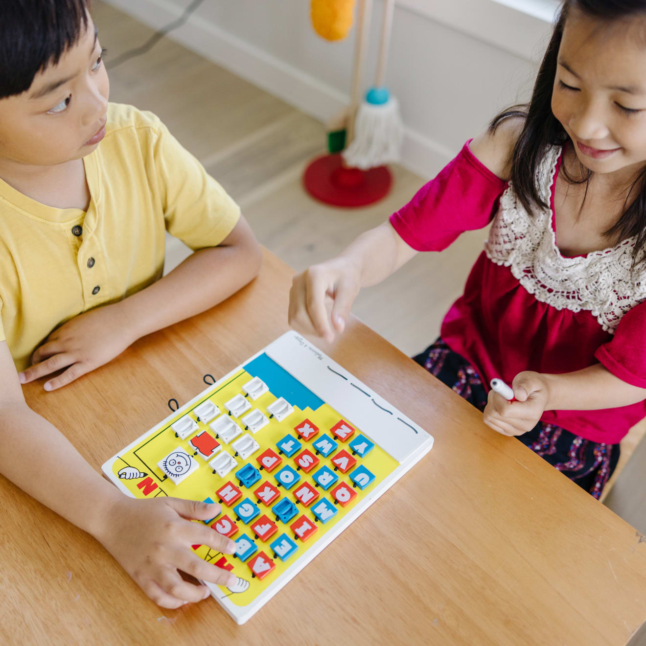 Flip-to-Win Hangman Travel Game - Image 5