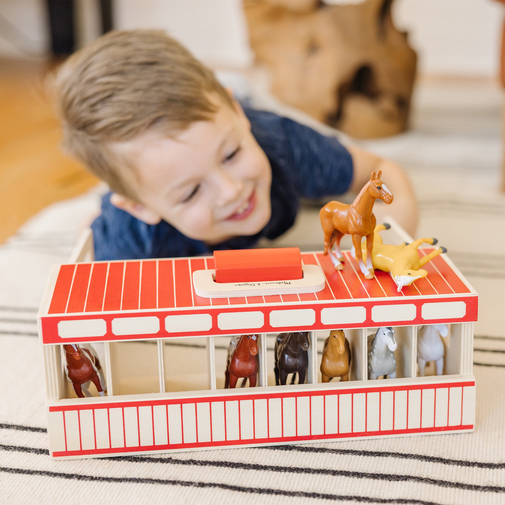 Take-Along Show-Horse Stable - Image 2